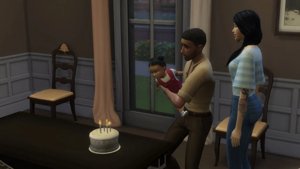 一名成年男性模拟市民抱着他尚在襁褓中的女儿，她俯身吹灭生日蛋糕上的蜡烛。 她的母亲在一旁看着。
