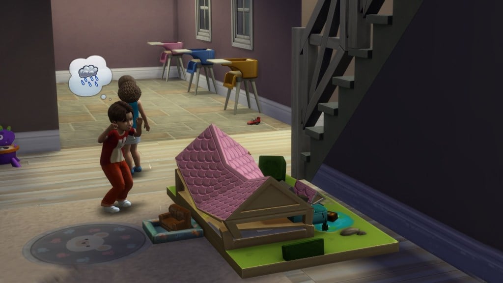 两个可怜的模拟市民幼儿在破烂的玩具屋旁哭泣。